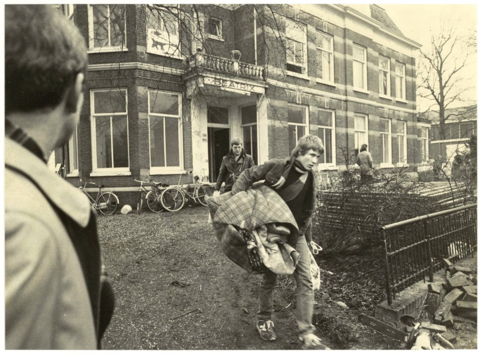 Krakers verlaten het voormalige pand van hotel Beatrix aan de Zijlweg 196-198. NL-HlmNHA 54025800