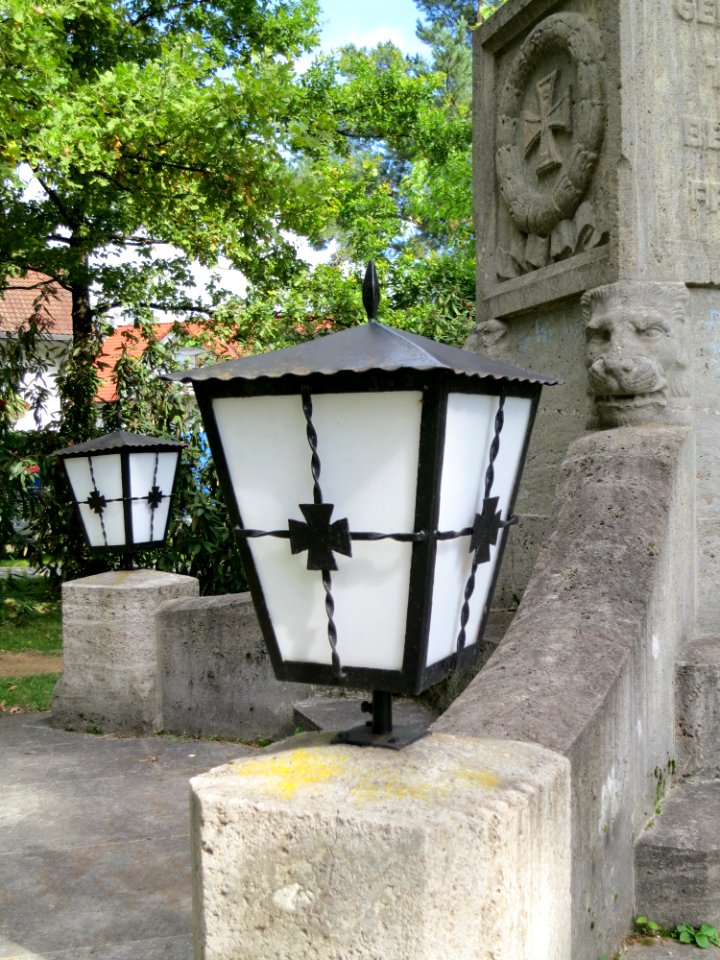 Kriegerdenkmal Detail Laternenanordnung
