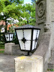 Kriegerdenkmal Detail Laternenanordnung