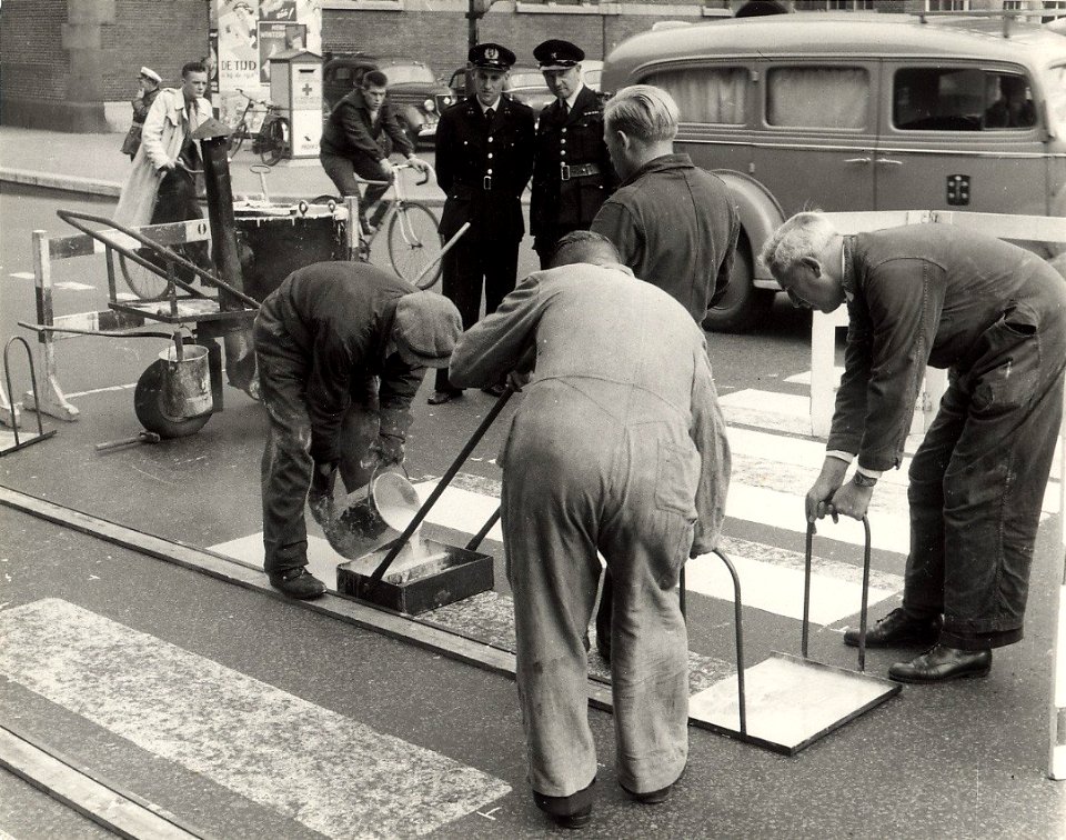 Kruisweg, nabij het Stationsplein, tijdens het maken van een zebrapad. Aangekocht in 1977 van United Photos de Boer bv, NL-HlmNHA 1478 25900 K 38