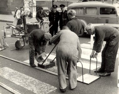 Kruisweg, nabij het Stationsplein, tijdens het maken van een zebrapad. Aangekocht in 1977 van United Photos de Boer bv, NL-HlmNHA 1478 25900 K 38
