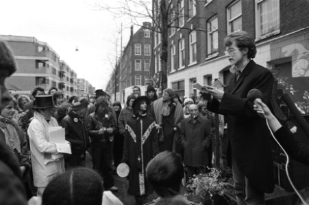 Krakers uit van Beuningenstraat (Amsterdam) verlaten kraakpanden voor nieuwbouw, Bestanddeelnr 930-7487