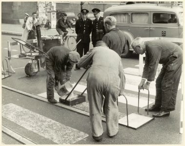 Kruisweg, nabij het Stationsplein, tijdens het aanleggen van een zebrapad. NL-HlmNHA 54004370