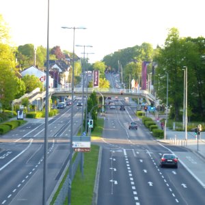 Krefelder Straße vor Finanzzentrum stadteinwärts