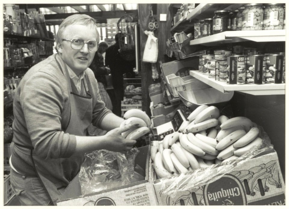 Kruidenier M. van Schie in zijn winkel Nassaustraat 24. NL-HlmNHA 54023593