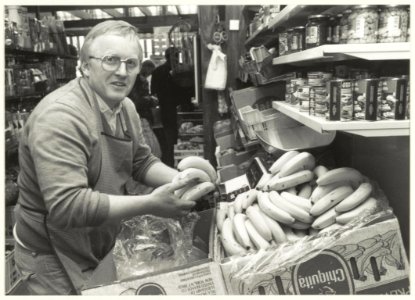 Kruidenier M. van Schie in zijn winkel Nassaustraat 24. NL-HlmNHA 54023593