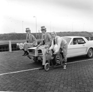 Kruik boegwater van radioschip Veronica, op autopeds als estafette naar Utrecht , Bestanddeelnr 918-7580