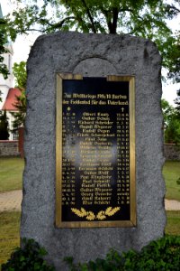 Kriegerdenkmal vor der Dorfkirche in Ahrensfelde, Brandenburg (Findling mit Tafel)