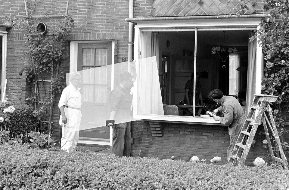 Kruitfabriek te Muiden moet weg, bewoner krijgt weer glas in de kozijnen, Bestanddeelnr 919-2275