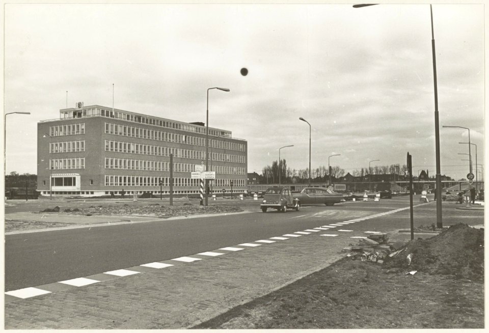 Kruising Westelijke Randweg-Zijlweg. Links de HTS aan de Veldzigtlaan. NL-HlmNHA 54010569