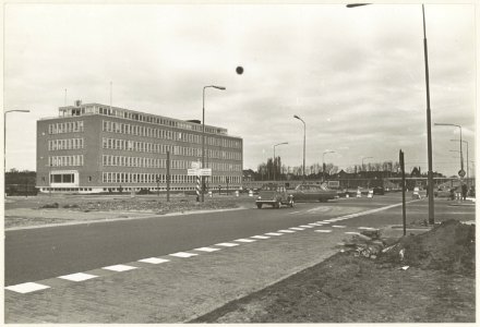 Kruising Westelijke Randweg-Zijlweg. Links de HTS aan de Veldzigtlaan. NL-HlmNHA 54010569