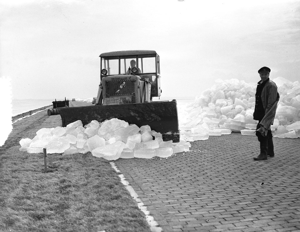 Kruiend ijs op Knardijk weg HarderwijkLelystad, Bestanddeelnr 907-6198