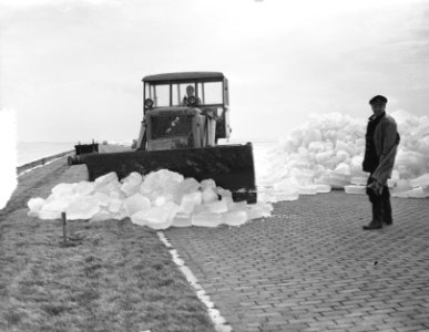 Kruiend ijs op Knardijk weg HarderwijkLelystad, Bestanddeelnr 907-6198