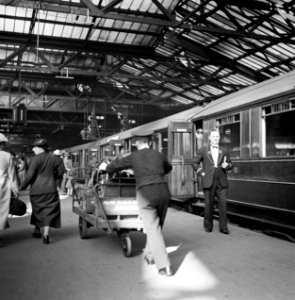 Kruier vervoert bagage op het perron van Waverley Station, Bestanddeelnr 254-3515