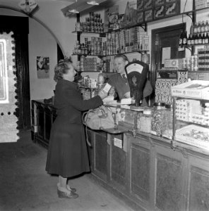 Kruidenierszaak Don te Maassluis, 1 jaar na de overstroming Watersnood 1953, Bestanddeelnr 906-2694