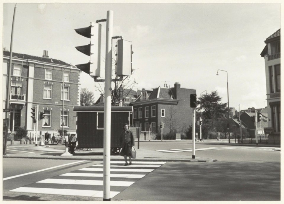 Kruising Kleine HoutwegPaviljoenslaan (links) en de Kamperlaan (rechts) ziende naar het noordwesten. NL-HlmNHA 54008989