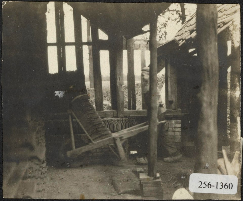 Kruien van dakpannen in een dakpannenfabriek, Bestanddeelnr 256-1360