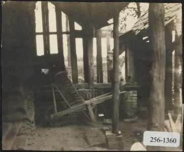 Kruien van dakpannen in een dakpannenfabriek, Bestanddeelnr 256-1360