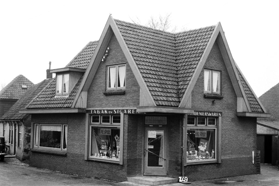 Kruidenierswinkel te Zijpe (ruilverkaveling Zijpe- en Hazepolder), Bestanddeelnr 170-1533
