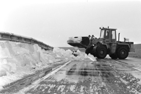 Kruiend ijs op IJsselmeer bulldozer ruimt ijs op, Bestanddeelnr 933-8844