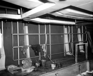 Kruiser in aanbouw. Met de kooien en ventilatie is men bezig, Bestanddeelnr 903-7762