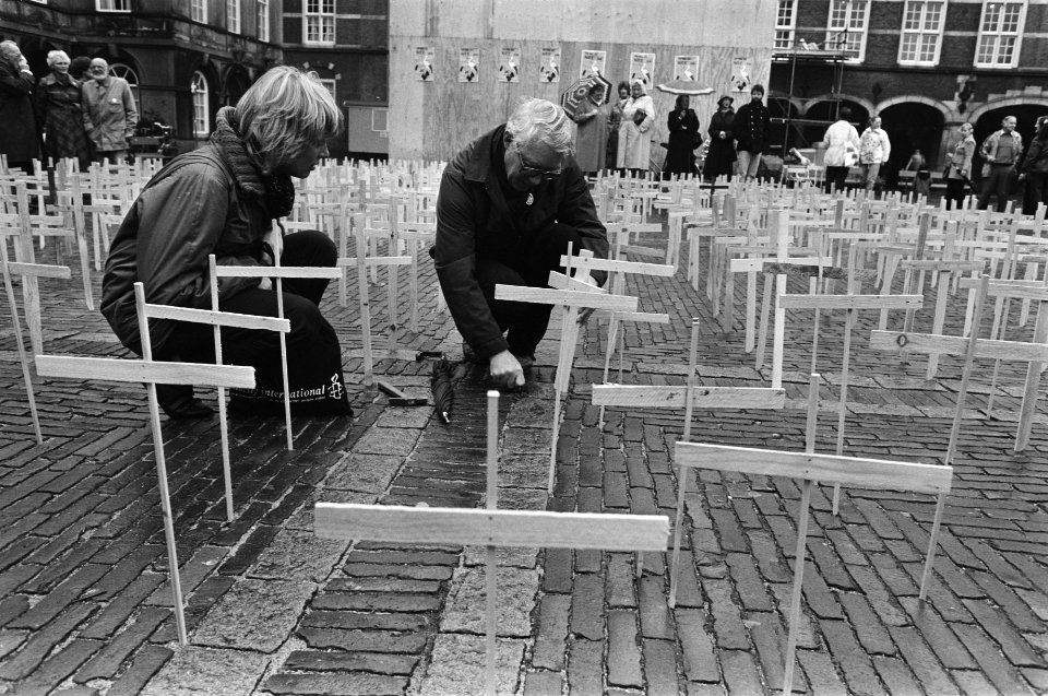 Kruisen geplaatst op het Binnenhof ter herinnering aan de grote vredesdemonstrat, Bestanddeelnr 933-1305