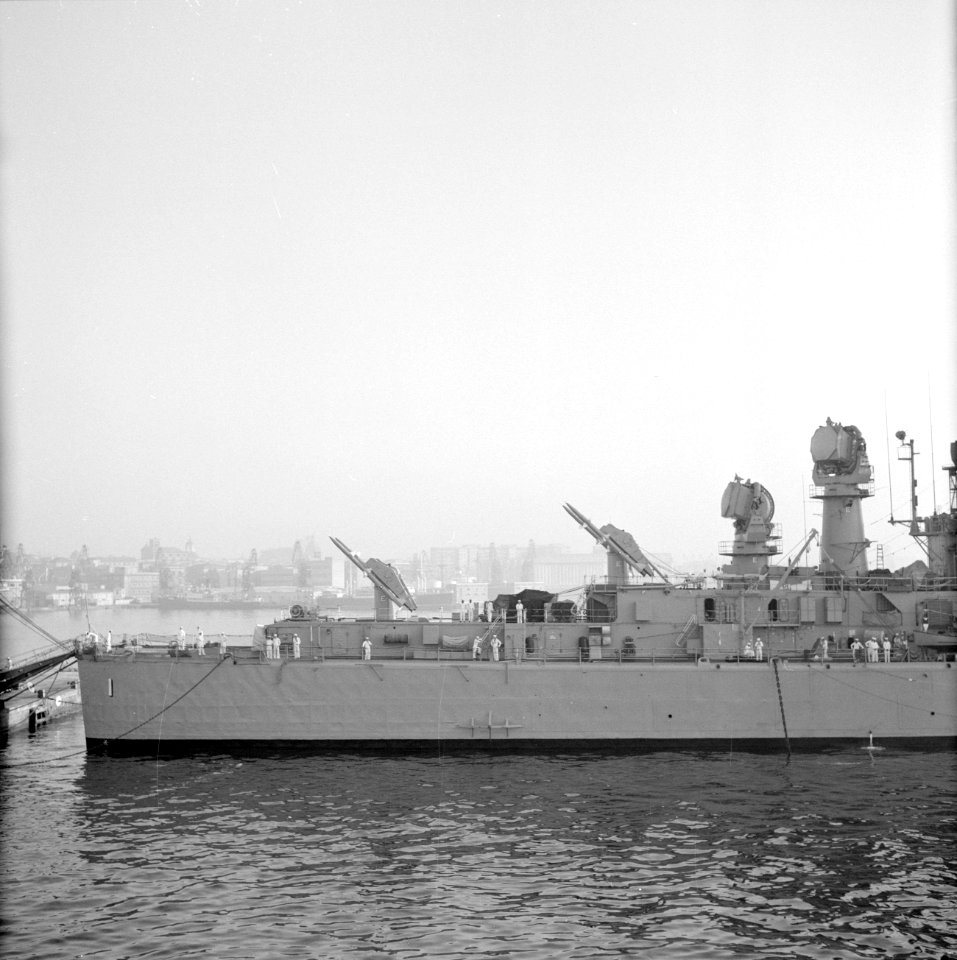 Kruiser Boston in de haven van Napels, Bestanddeelnr 254-5121