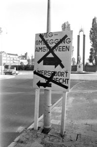 Kruispunt Zeilstraat en Amstelveenseweg voor drie weken afgesloten. Bord voor ve, Bestanddeelnr 920-7424