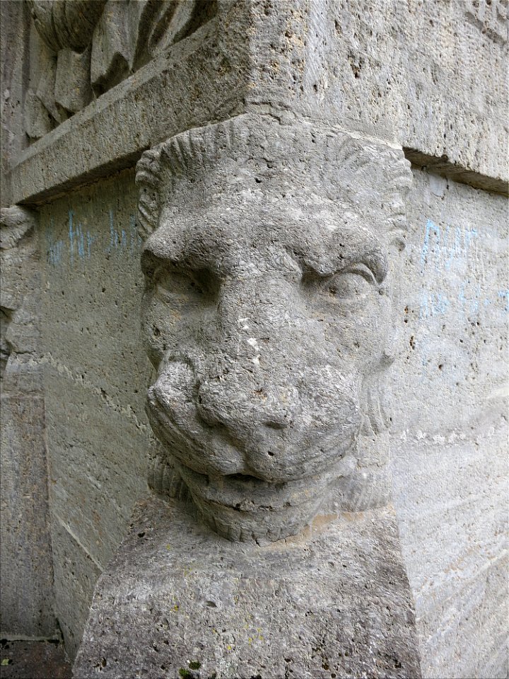 Kriegerdenkmal Detail Löwenkopf