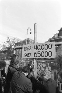 Kruisen worden geplaatst bij US consulaat in Amsterdam uit protest tegen bezoek , Bestanddeelnr 934-1052