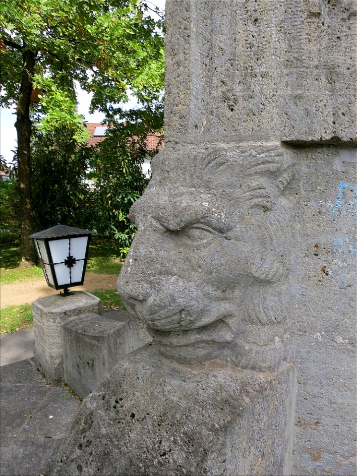 Kriegerdenkmal Detail Löwenkopf mit Laterne