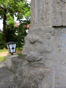 Kriegerdenkmal Detail Löwenkopf mit Laterne