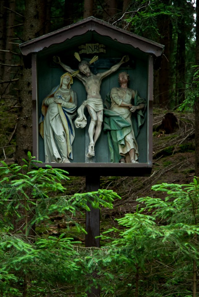 Kreuzigungsgruppe im Wald