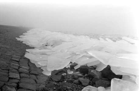 Kruiend ijs bij Afsluitdijk, Bestanddeelnr 921-9628