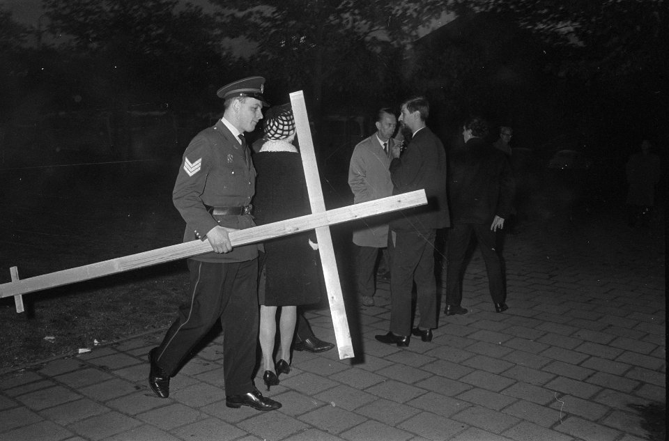 Kruis voor slachtoffers Vietnam op het Museumplein te Amsterdam. De heer Klein e, Bestanddeelnr 920-7999