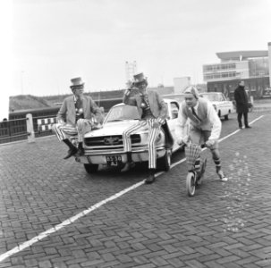 Kruik boegwater van radioschip Veronica, op autopeds als estafette naar Utrecht , Bestanddeelnr 918-7578