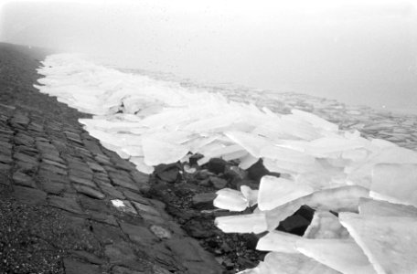 Kruiend ijs bij Afsluitdijk, Bestanddeelnr 921-9627