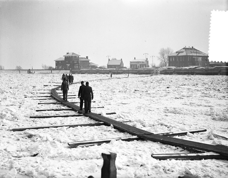 Krimpen aan de IJssel voetgangers over de rivier over pad gemaakt van loopplanke, Bestanddeelnr 907-6039