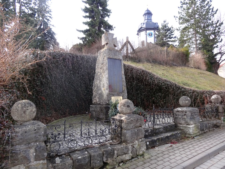 Kriegerdenkmal und Kirche in Felchta