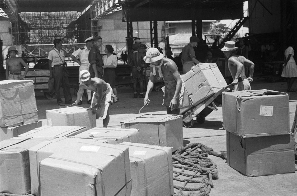 Kruiers (Japanse krijgsgevangenen) brengen de pakketten naar de pakhuizen, Bestanddeelnr 80-2-2