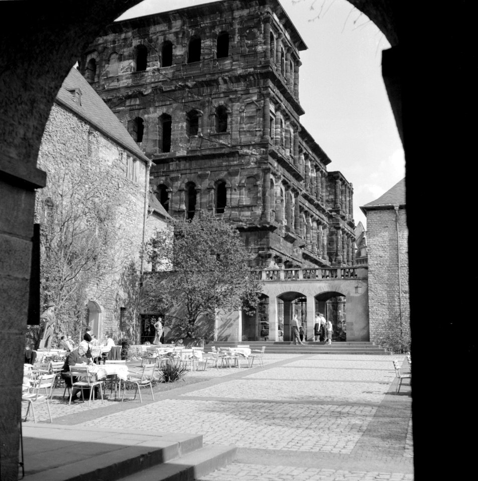 Kruisgang in het Simonstift met op de achtergrond de Porta Nigra, Bestanddeelnr 254-4486