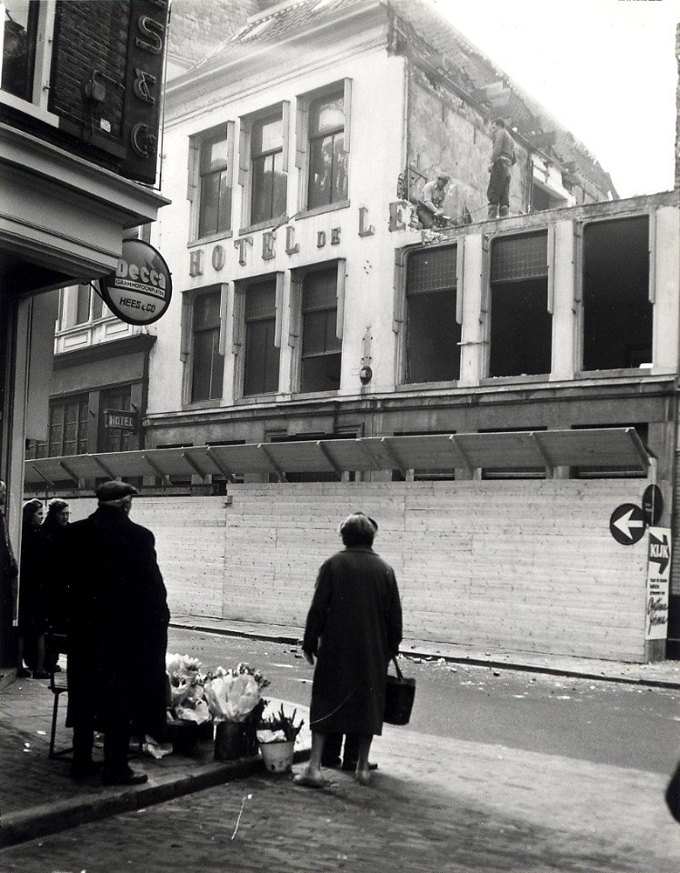 Kruisstraat 30-32, tussen de Krocht en de Nassaustraat, westzijde, afbraak van Hotel 'De Leeuwerik'. Gezien vanuit de Nieuwe Kruisstraat. Aangekocht in 1977 van fotograaf C. de Boer. Identif, NL-HlmNHA 54010632