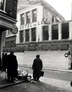 Kruisstraat 30-32, tussen de Krocht en de Nassaustraat, westzijde, afbraak van Hotel 'De Leeuwerik'. Gezien vanuit de Nieuwe Kruisstraat. Aangekocht in 1977 van fotograaf C. de Boer. Identif, NL-HlmNHA 54010632