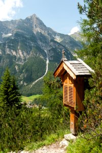 Kreuzwegstation mit Kirchdachspitze