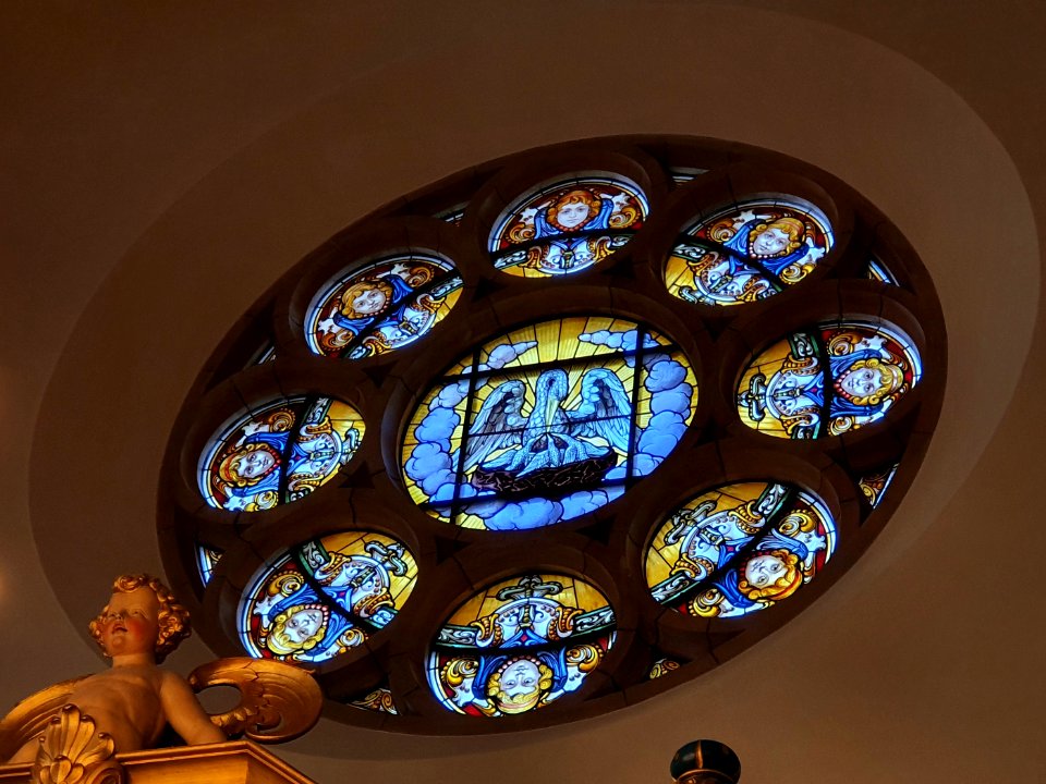 Kristine kyrka rosettfönster pelikan