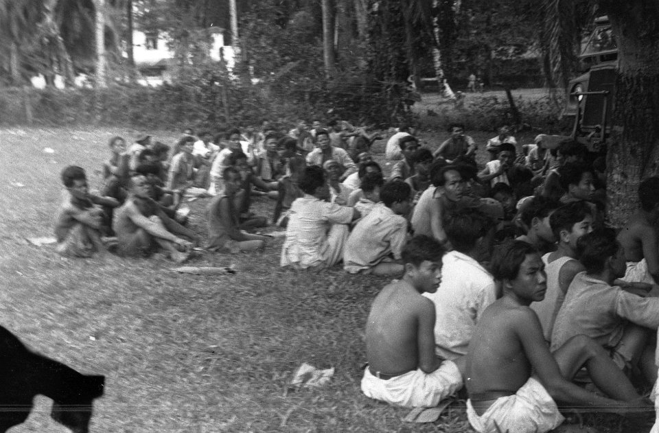 Krijgsgevangen Indonesiërs zitten op de grond, Bestanddeelnr 7338