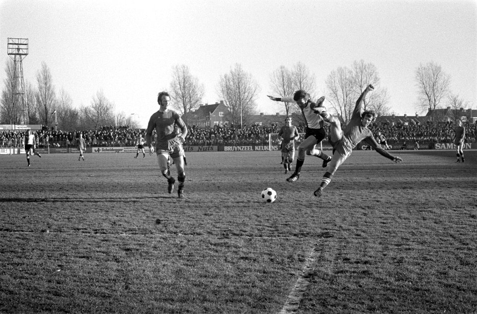 Kristensen (l) in duel met een Haarlemspeler, Bestanddeelnr 926-9676