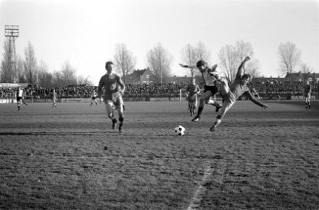 Kristensen (l) in duel met een Haarlemspeler, Bestanddeelnr 926-9676