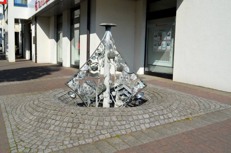 Kriftel, Sparkasse, Brunnen (1)
