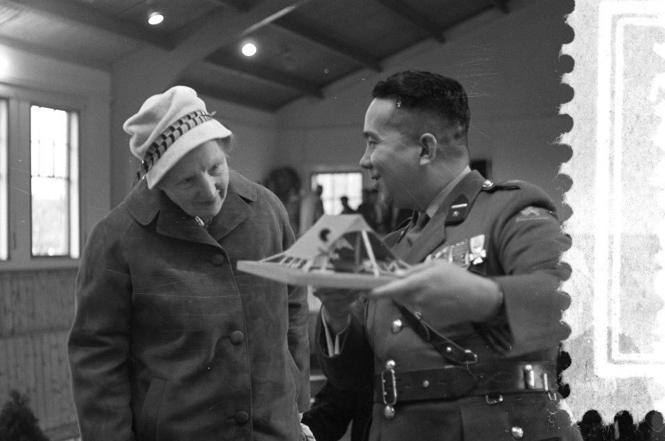 Koningin Juliana bezoekt de Ir Jonkie school te Hwijk, Bestanddeelnr 910-8469
